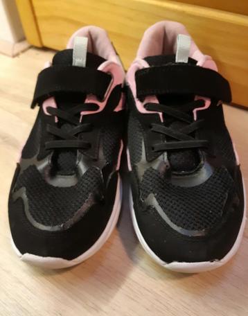 Osaga sportschoenen maat 35, alleen binnen gedragen beschikbaar voor biedingen