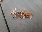 1 mooie pin van een paard met wagen te koop, Verzamelen, Speldjes, Pins en Buttons, Ophalen of Verzenden, Nieuw, Overige onderwerpen