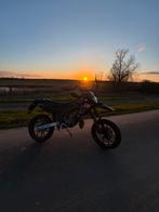 Derbi Senda 50cc (2018) – sportief en netjes onderhouden., Fietsen en Brommers, Ophalen, 6 versnellingen, Maximaal 45 km/u, Zo goed als nieuw