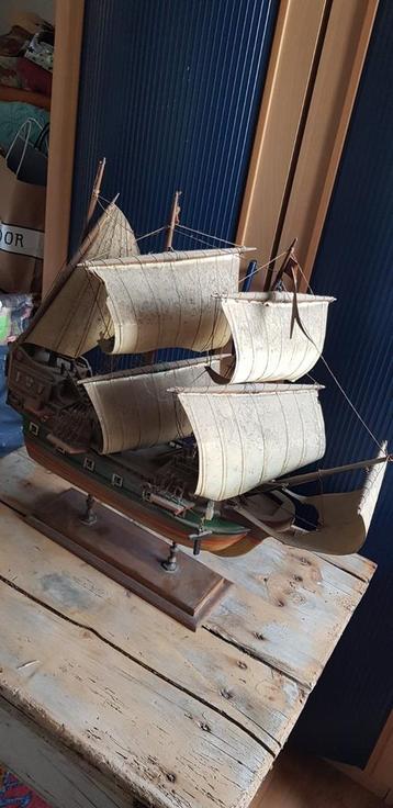 Mooie oude model boot. beschikbaar voor biedingen