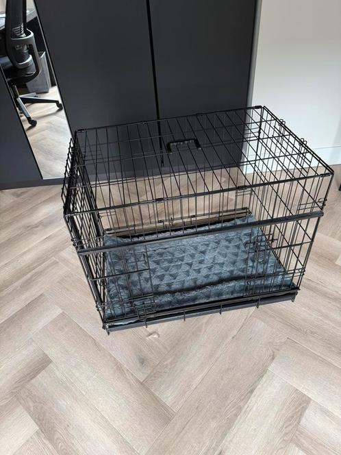 Bench 76x54x60 met schuifdeuren, kussen en afdekhoes Adori, Dieren en Toebehoren, Hondenbenches, Zo goed als nieuw, Ophalen of Verzenden