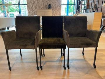 Set van drie groene eetkamerstoelen met wielen beschikbaar voor biedingen