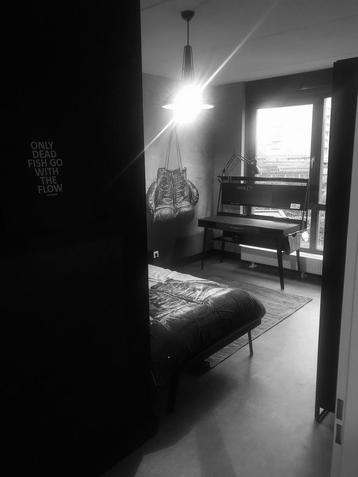 Stoer Bureau + Nachtkastje + Bed (zo goed als nieuw) beschikbaar voor biedingen