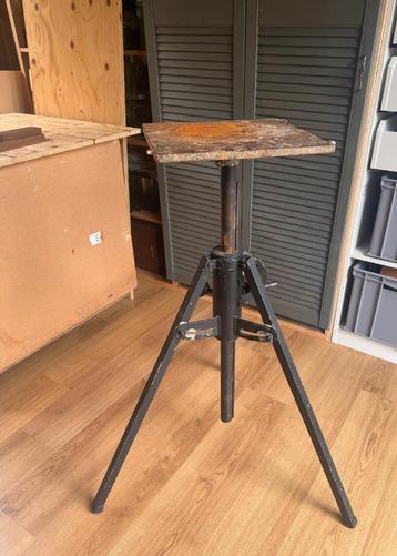 Boetseer of Schilderbok Antiek van staal  beschikbaar voor biedingen