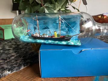 Zendschip in een fles gemaakt beschikbaar voor biedingen