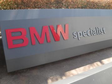 lichtreclame BMW Specialist in prima staat beschikbaar voor biedingen