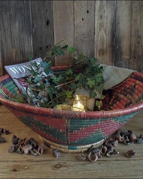 12253 M Unieke oude rijstmand formaat XL in rood en naturel, Huis en Inrichting, Woonaccessoires | Schalen en Manden, Gebruikt