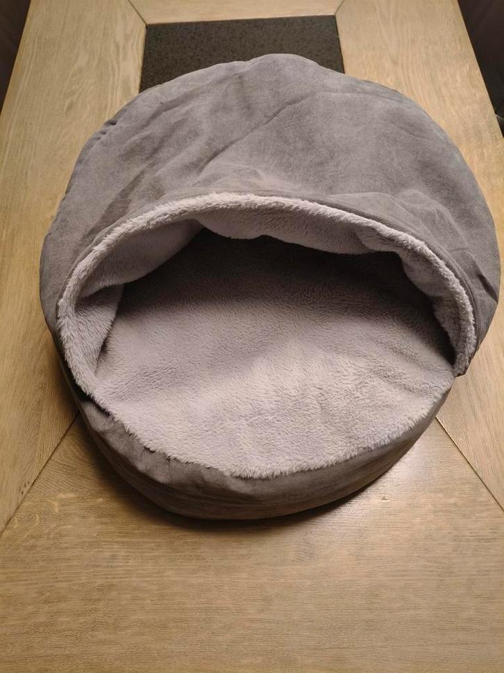 Te Koop: Honden-/Kattenmand met kap (Cave), Dieren en Toebehoren, Hondenmanden, Zo goed als nieuw, Ophalen