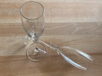 2 mooie sierlijke champagne glazen beschikbaar voor biedingen