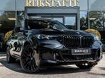 BMW X5 xDrive50e M-SPORT PRO|PANO|LUCHTV.|H&K|22''|SFEERV., Auto's, BMW, Gebruikt, 2395 kg, Zwart, Bedrijf
