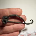 Bodemvondst bronzen Keltische fibula #6, Ophalen of Verzenden, Bruin, Overige materialen