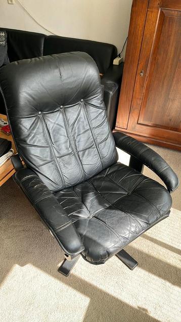 Draaifauteuil gratis beschikbaar voor biedingen