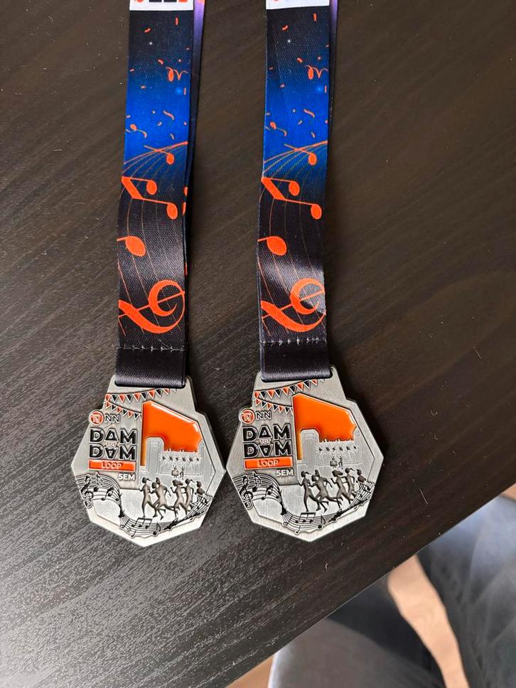 Dam tot Damloop Medailles 2x nieuw, Verzamelen, Speldjes, Pins en Buttons, Nieuw, Speldje of Pin, Sport, Ophalen of Verzenden