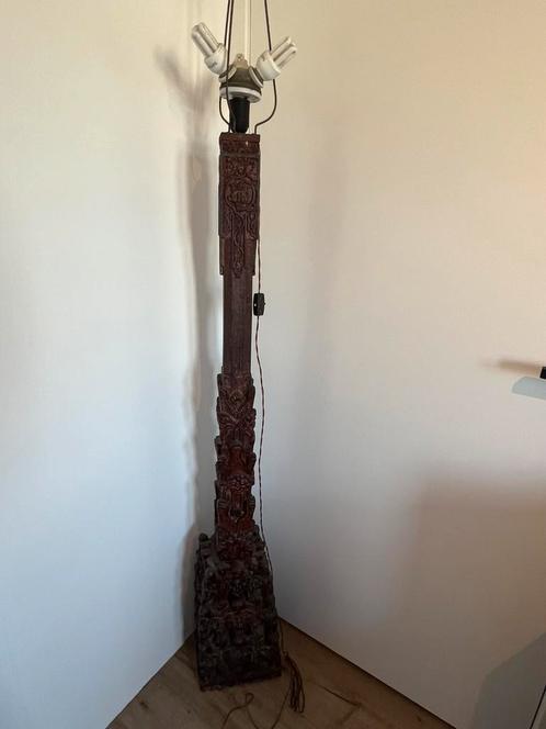 Antieke houten staande lamp, deel van Boeddhistische tempel, Huis en Inrichting, Lampen | Vloerlampen, Gebruikt, 150 tot 200 cm