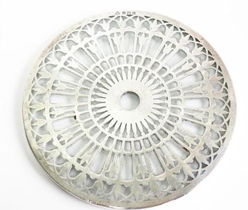 Twee zilveren onderzetters op glas 1913 beschikbaar voor biedingen