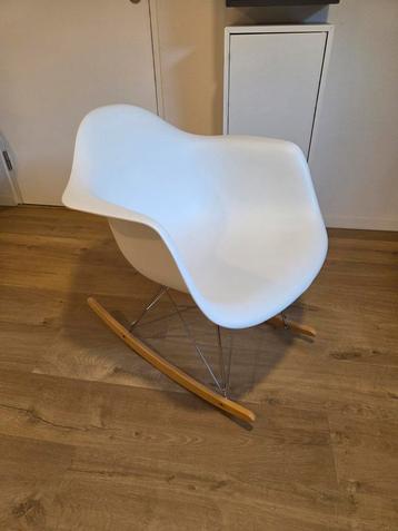 Schommelstoel Eames, wit, in zeer goede staat. beschikbaar voor biedingen