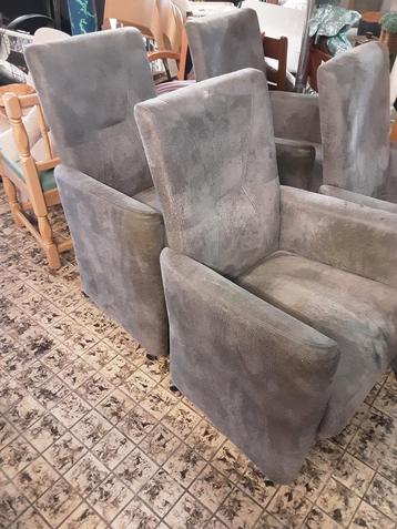 4 eetkamer stoelen grijs met handvaten en wieltjes beschikbaar voor biedingen