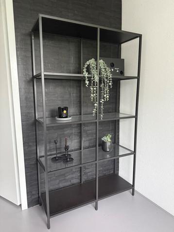 Ikea vitrinekast zwart beschikbaar voor biedingen