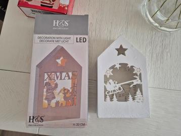 Christmas houten huisje met LED verlichting beschikbaar voor biedingen
