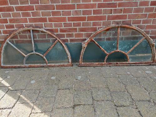 2 stuks zeer mooie half ronde gietijzeren stalramen., Doe-het-zelf en Verbouw, Glas en Ramen, Zo goed als nieuw, Ophalen of Verzenden
