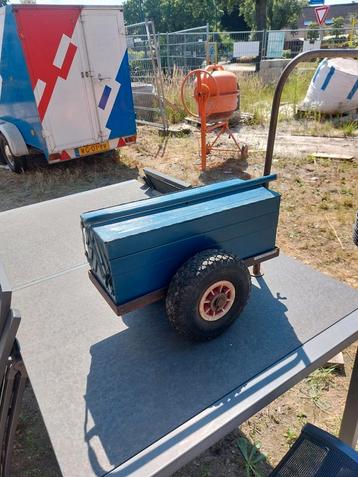 Gereedschapskist met transportkar beschikbaar voor biedingen