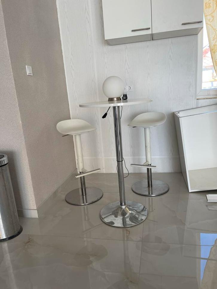 Statafel met 2 Barkrukken, Huis en Inrichting, Barkrukken, Zo goed als nieuw, 90 cm of meer, Kunststof, 2 krukken, Met voetsteun