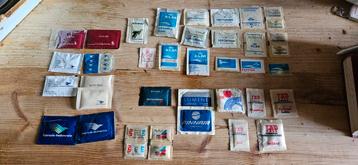 Verzameling vintage zakjes van vliegmaatschappijen beschikbaar voor biedingen