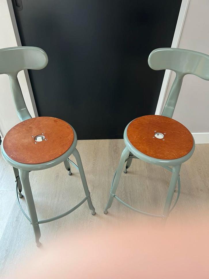 Twee metalen barkrukken van NICOLLE, kleur celadon, Huis en Inrichting, Barkrukken, 60 tot 90 cm, 2 krukken, Ophalen