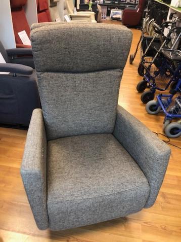 Sta op stoel/relaxfauteuil Prominent op houten draaiplateau beschikbaar voor biedingen
