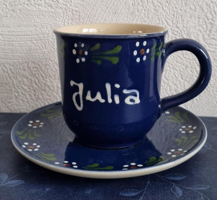Kop en schotel met de naam Julia, Huis en Inrichting, Keuken | Servies, Gebruikt, Kop(pen) en/of Schotel(s), Overige stijlen, Overige materialen