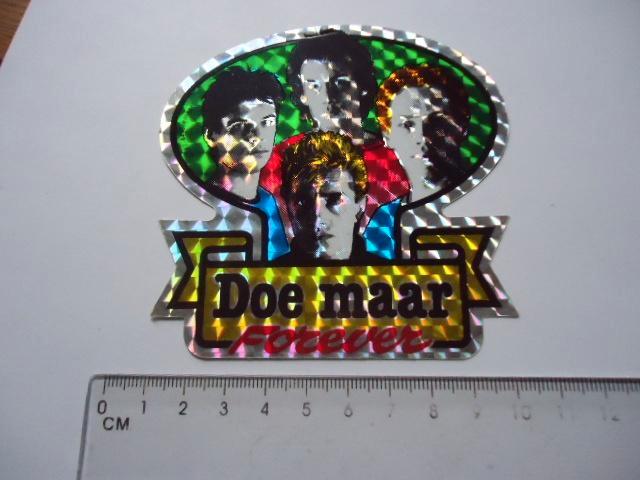 sticker oud DOE MAAR glans pop popmuziek band retro --=-, Verzamelen, Stickers, Zo goed als nieuw, Bedrijf of Vereniging, Verzenden