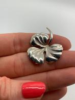 V811 Prachtige zilveren broche klavertje, Minder dan 4 cm, Ophalen of Verzenden, X, Zilver