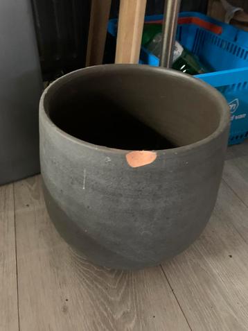 Grote bloempot terracotta  beschikbaar voor biedingen