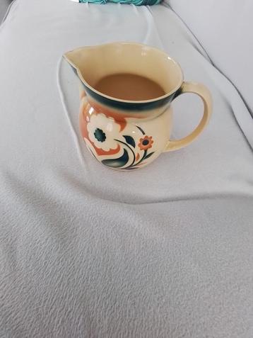 Vintage vaas met gezelllige kleuren beschikbaar voor biedingen