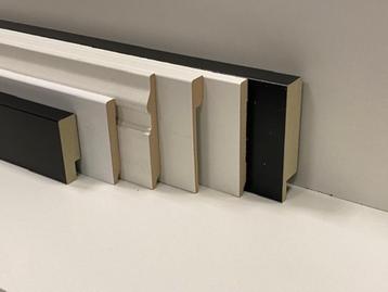 Diverse plinten wit en zwart MDF. beschikbaar voor biedingen