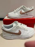 Nike Nike Dunk Low White Pink (GS) maat 39, Kleding | Dames, Schoenen, Nike, Nieuw, Ophalen of Verzenden, Sneakers of Gympen