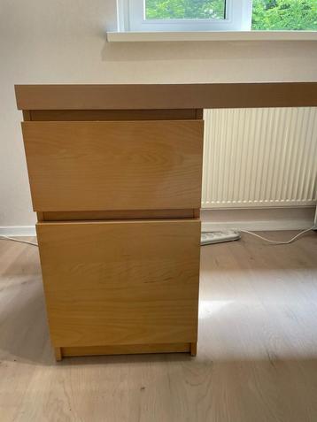 Essenkleurig bureau met 2 laden. BxHXD 140x73x65 cm