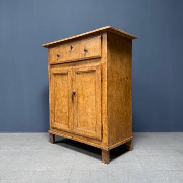 Oude gewolkte okergele Franse boerenkast antiek vintage hout beschikbaar voor biedingen