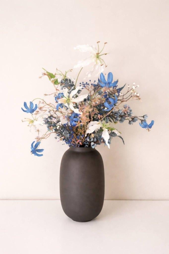 Schitterend blauw wit boeket kunstbloemen mat grijze vaas, Huis en Inrichting, Woonaccessoires | Kunstplanten en Kunstbloemen