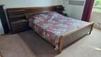 Tweepersoons bed met houten ombouw + ingebouwde nachtkastjes, Huis en Inrichting, Slaapkamer | Bedden, Ophalen, Gebruikt, Bruin