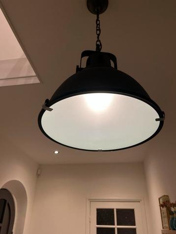 2 Industriële Hanglampen beschikbaar voor biedingen