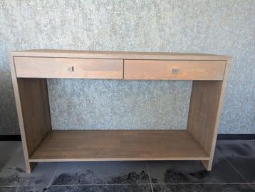 Klein houten dressoir beschikbaar voor biedingen