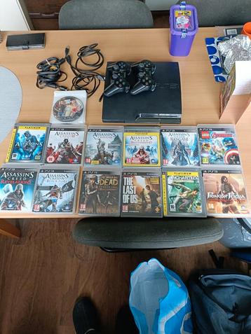 PS3 met 2 controllers en 22 games  beschikbaar voor biedingen