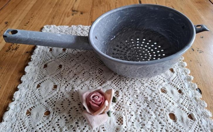 Oud brocante licht grijs gewolkte emaille steelvergiet, Antiek en Kunst, Curiosa en Brocante, Ophalen of Verzenden