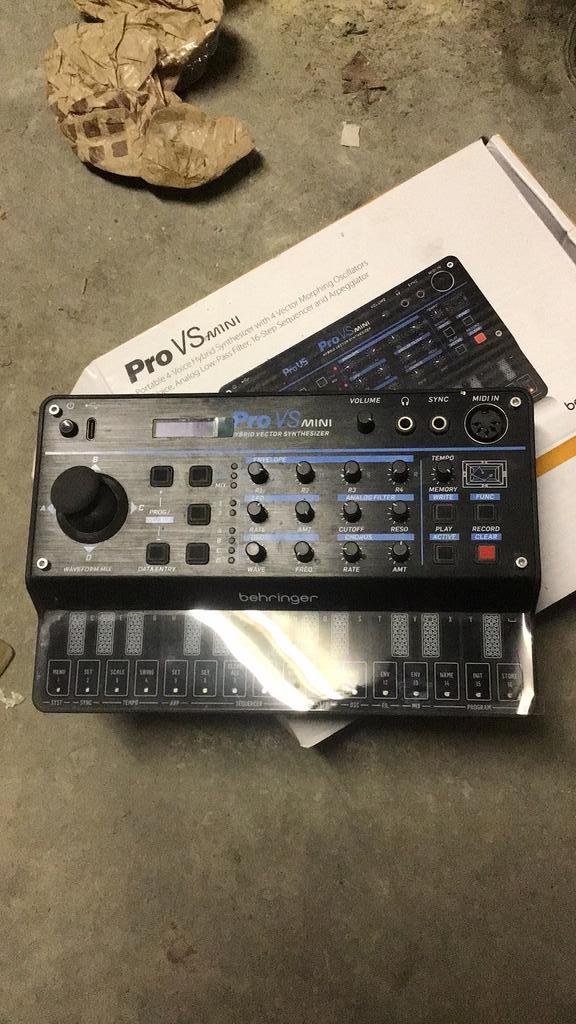 Behringer pro vs mini nieuw in doos, Muziek en Instrumenten, Synthesizers, Nieuw, Overige aantallen, Korg, Met midi-aansluiting