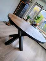 Unieke ronde eiken visgraatmodel tafel met metalen onderstel, Huis en Inrichting, Ophalen, Rond, Zo goed als nieuw, Metaal