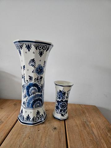 Set van twee Delfs blauwe vazen beschikbaar voor biedingen