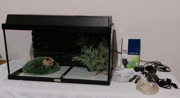 Juwel Aquarium met 3D achtergrond en ingebouwde filterpomp  beschikbaar voor biedingen