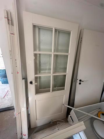 Witte binnendeur met glas beschikbaar voor biedingen