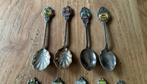 12 lepeltjes souvenirlepeltje emaille porselein achter glas, Ophalen of Verzenden
